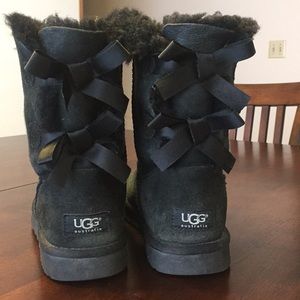 BLACK BAILEY BOW UGGS